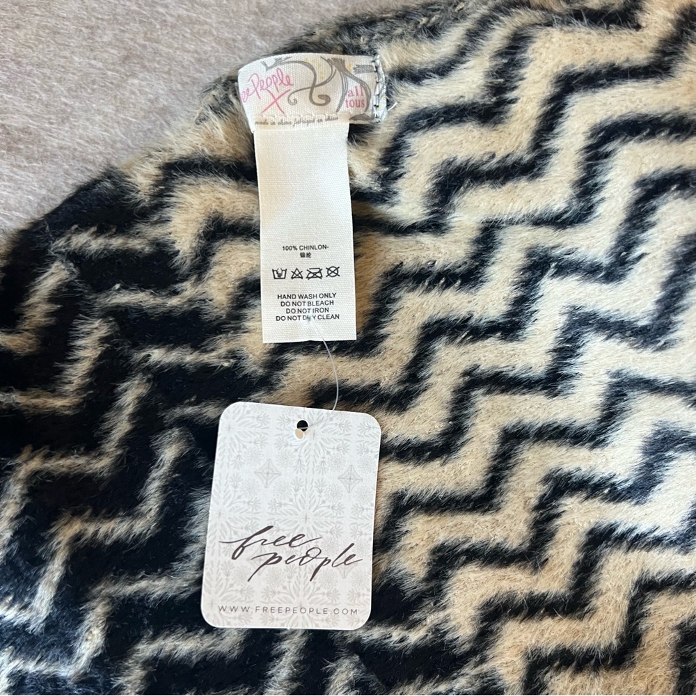 Free People Black and Tan Ziggy fuzzy Beanie - Picture 7 of 8